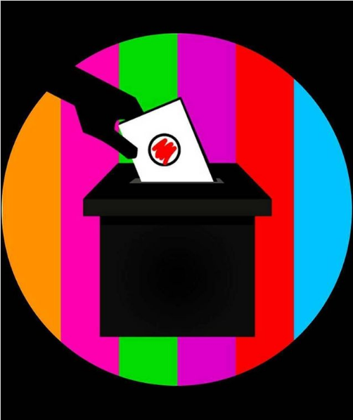 een stembus waarin een hand een stembiljet gooit. De achtergrond zijn verticale strepen in de kleur oranje, fuchsia, groen, paars, rood en lichtblauw.
