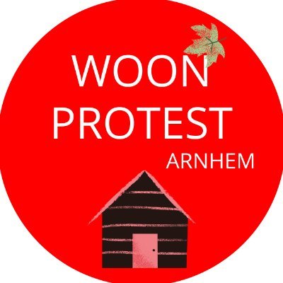 Een rode cirkel waarin met witte letters WOONPROTEST Arnhem staat. Rechtsboven is een boomblad te zien en middenonder een zwart met roze huisje.