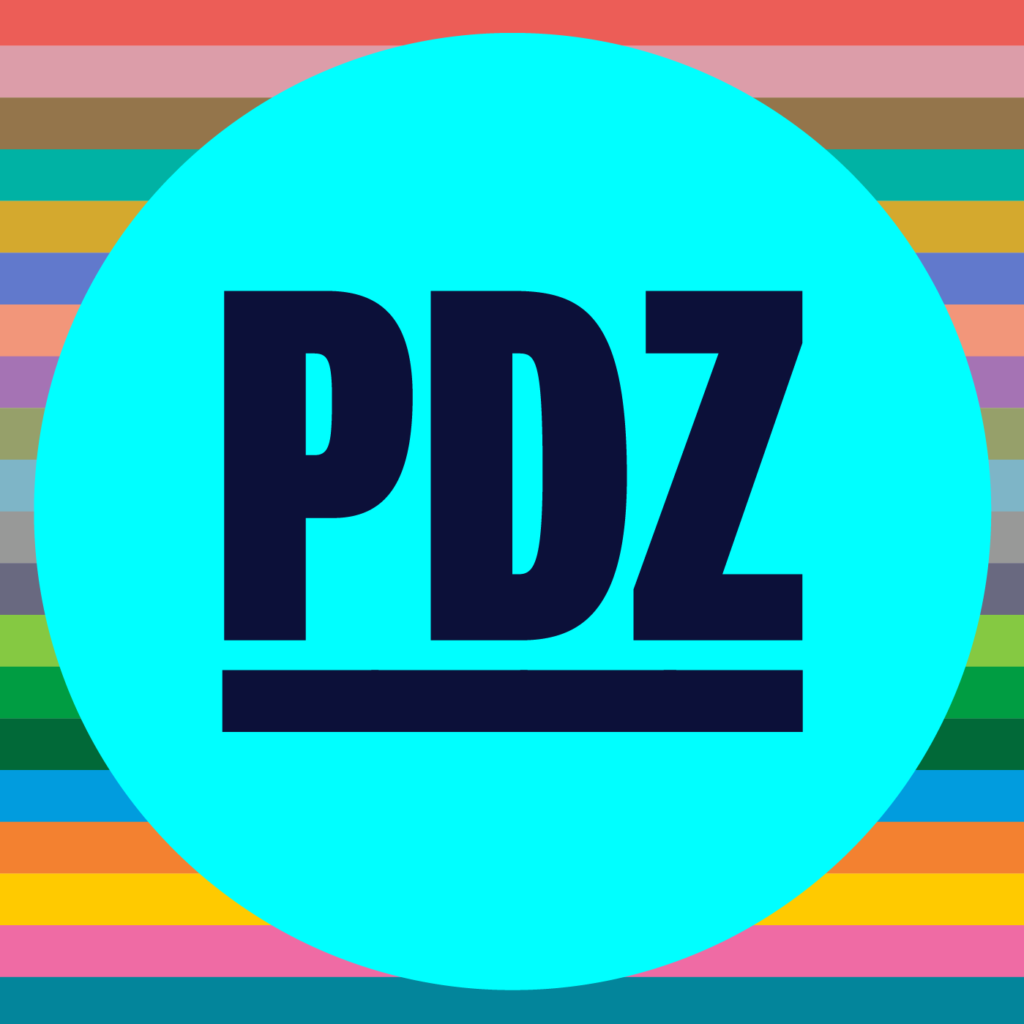 in donkerblauwe letters de tekst PDZ in een lichtblauwe cirkel. daarachter zijn verticale strepen in verschillende kleuren afgebeeld