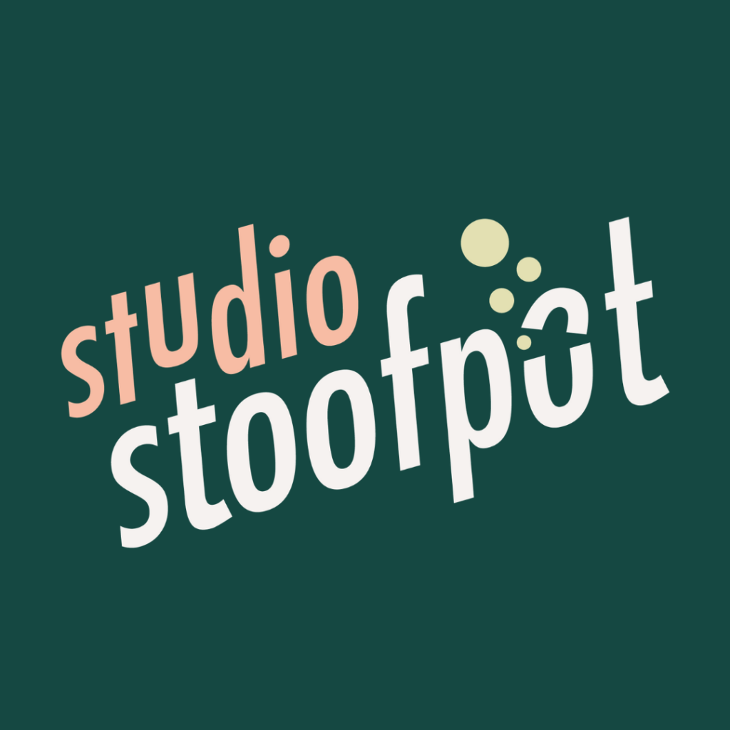 groenblauw vierkant met in roze/witte letters de tekst 'studio stoofpot'