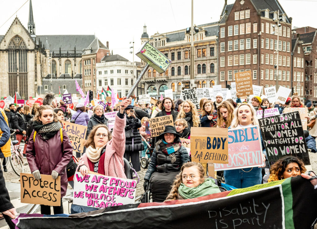 Enkele leden van Feminists Against Ableism op de Women’s March 2020. Beeld: Rebekka Mell Photography 