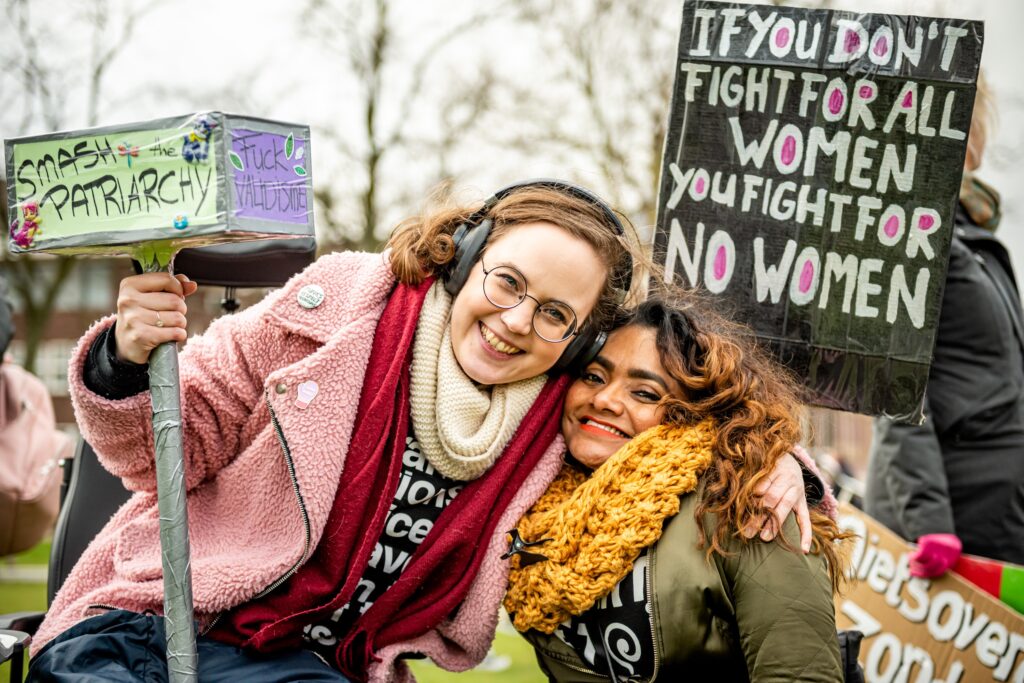 Annika en Jeanette van Feminists Against Ableism op de Women’s March 2020.
Beeld: Rebekka Mell Photography 